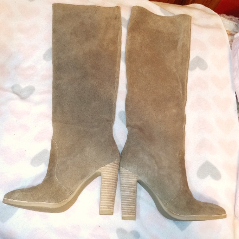 NEW DOLCE VITA, HIGH HEEL, KNEE HIGH BOOTS, SIZE 6, TAUPE SUED MATERIAL!